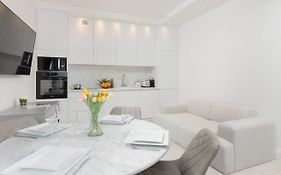 Apartment With Terrace Rezydencja Lazienki Park By Renters Prestige